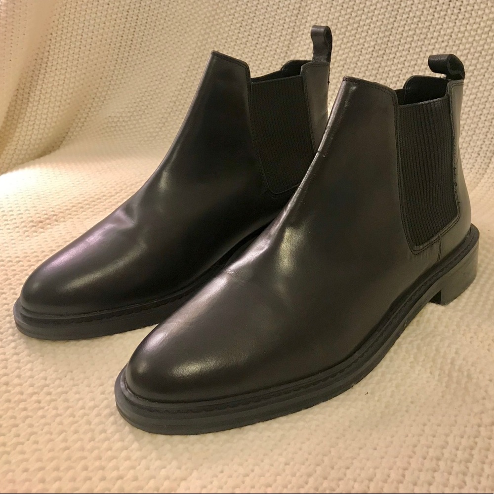 NWOT Topshop Black Leather Kiss Chelsea Boots **see description